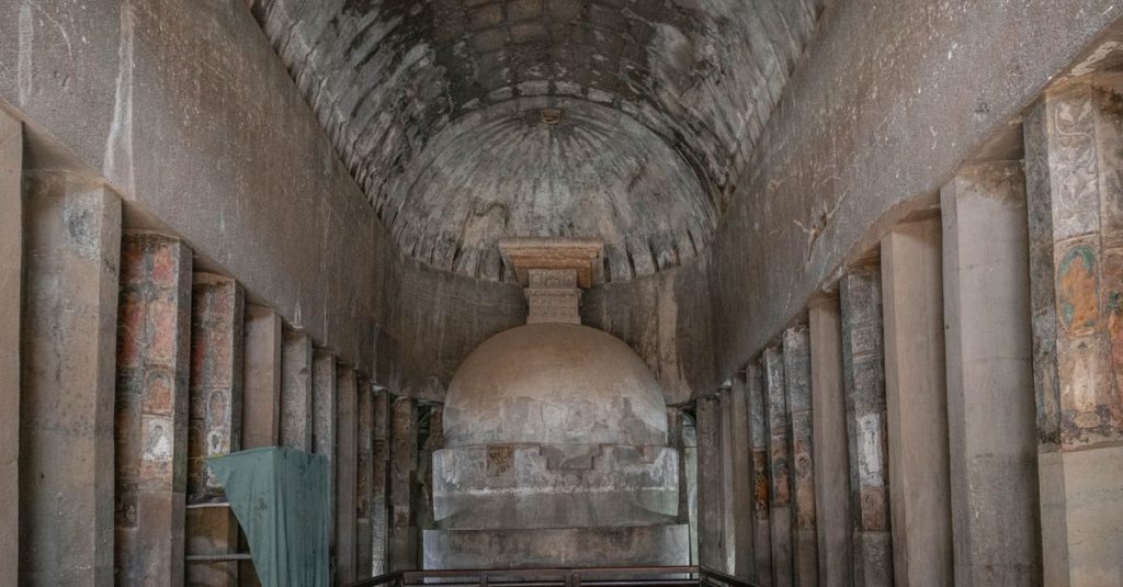 découvrez les grottes de dambulla, un site historique classé au patrimoine mondial, célèbre pour ses temples rupestres ornés de magnifiques fresques et statues bouddhistes.