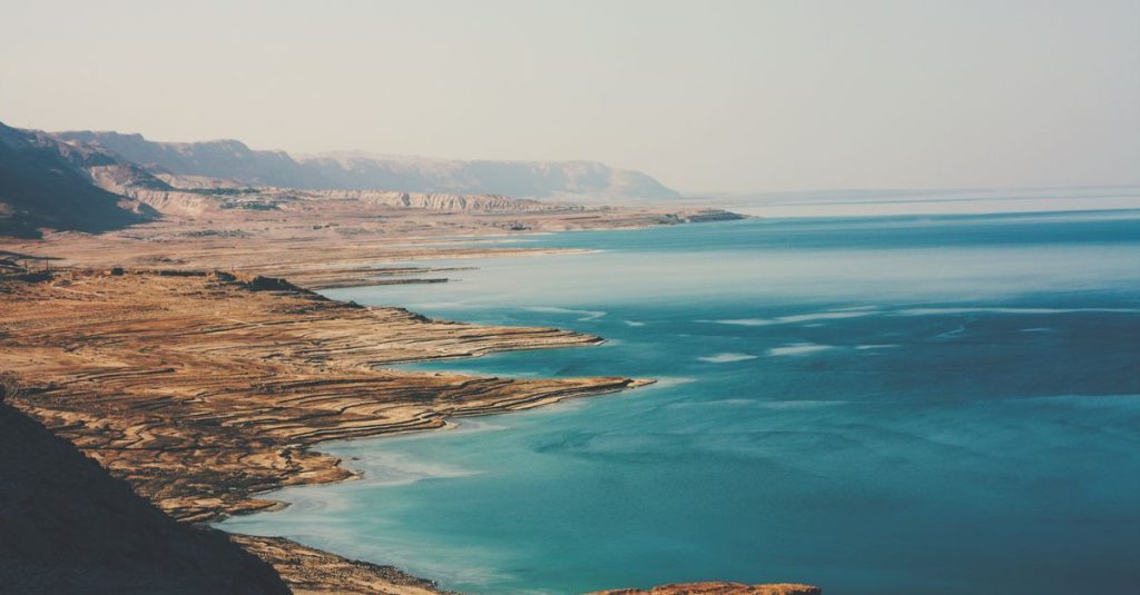 découvrez la mer morte, un lac salé unique entre israël et la jordanie, célèbre pour ses eaux riches en minéraux et ses bienfaits thérapeutiques.