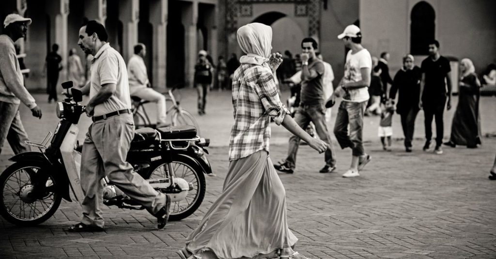 découvrez jemaa el-fna, la place emblématique de marrakech, animée par ses souks colorés, ses spectacles vivants et sa gastronomie marocaine authentique.