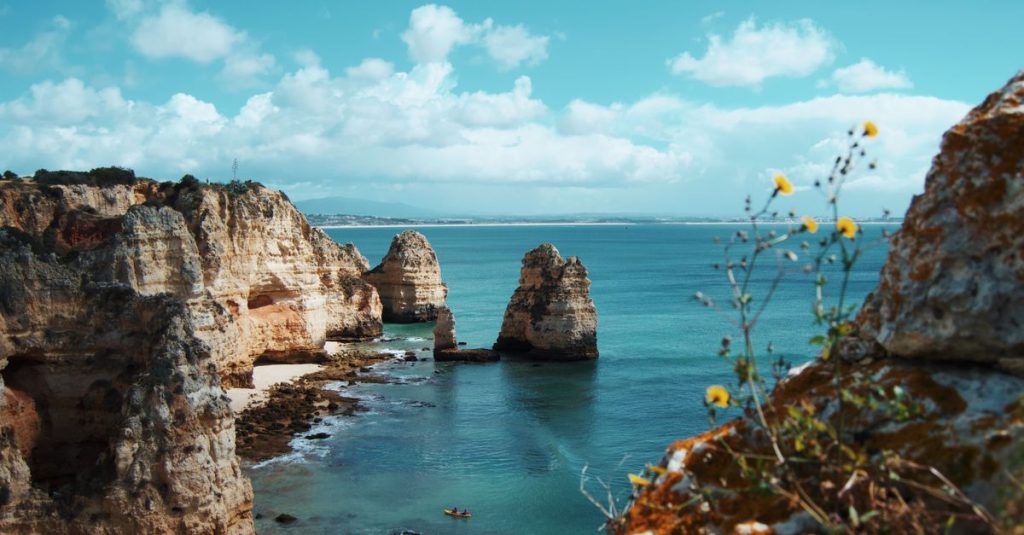 Découvrir lagos au portugal : plages, paysages et patrimoine 2 découvrez lagos au portugal, une ville charmante alliant plages magnifiques, riche histoire et ambiance conviviale pour des vacances inoubliables.