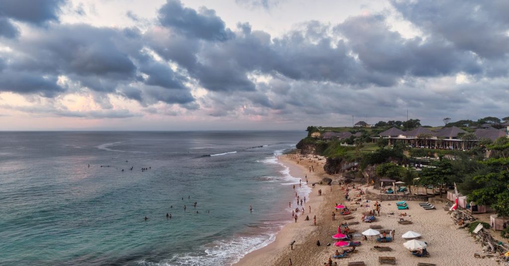 découvrez nusa dua à bali, une destination prisée pour ses plages de sable blanc, ses complexes hôteliers de luxe et ses activités de loisirs tout compris.