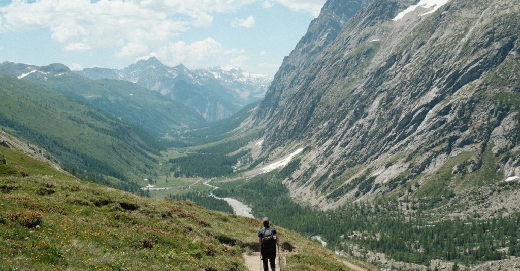découvrez le trek du tour du mont blanc : étapes détaillées pour une aventure inoubliable au cœur des alpes.